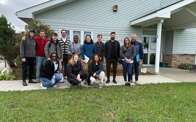 Étudiants et professeur en architecture