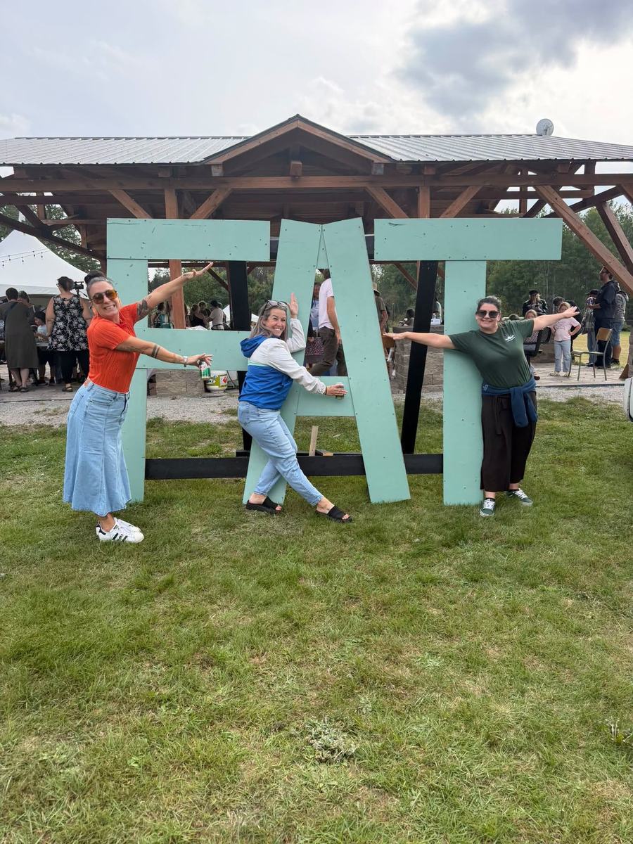 Des participantes posent devant l’installation du Festival des arts du Témiscamingue, présenté à Moffet les 11 et 12 septembre.