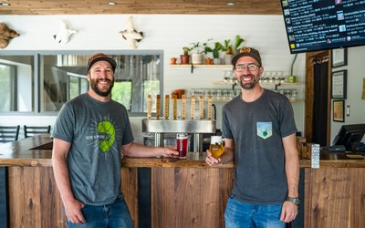 Philippe Lord et Jonathan Deschamps, copropriétaires de la Microbrasserie Le Prospecteur